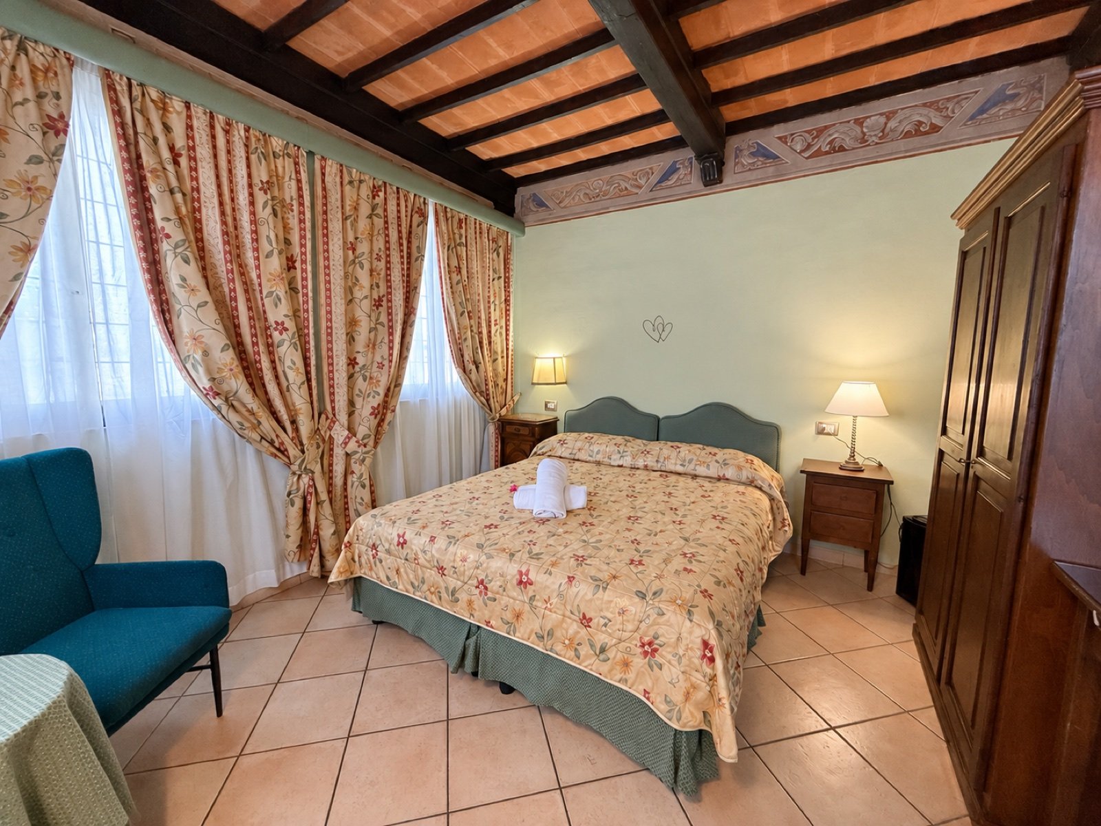 Camera Deluxe di Villa Le Camelie con travi a vista, foto ritoccata