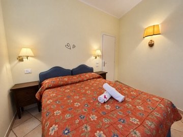 Letto matrimoniale e dettagli della camera Standard