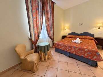 Camera Standard con letto matrimoniale, finestra e poltrona